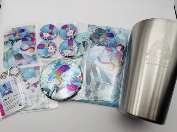 にぅいちゃんグッズ着弾 ネームカードアクキーが特にお気に入りかも タンブラー二つ目もゲット #にぅいちゃん