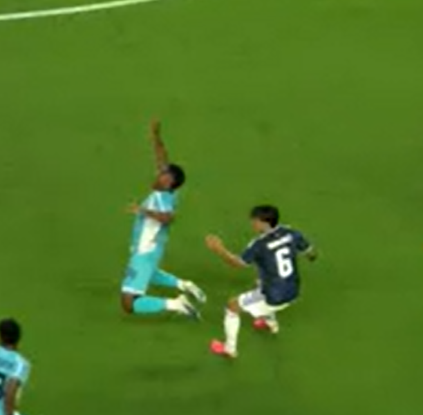 TouchlineX's tweet photo. 📸 - LISANDRO MARTINEZ GETS A YELLOW CARD FOR THIS CHALLENGE!!! https://t.co/doTOKCW24q
