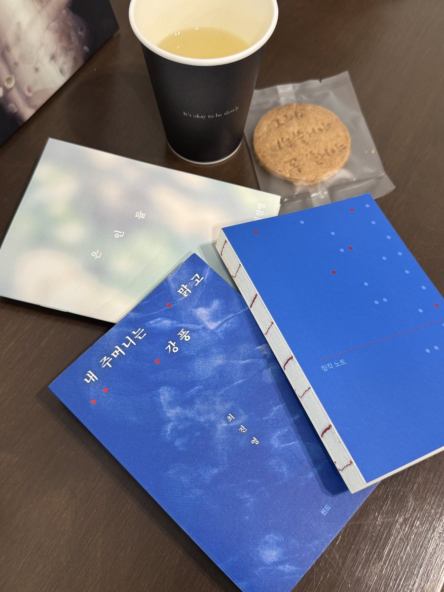 youngbees's tweet photo. 『내 주머니는 맑고 강풍』 원고를 보고 ‘창작 노트’로 기획하고 실제로 자기만의 글을 쓸 수 있는 <창작 노트>를 이어 제작한 게 어제 행사 내내 큰 보람으로 느껴졌다. 주머니에 넣고 다니게 작게 만든 것도 나 잘한 것 같아 ㅠㅠ 막 자랑하고 싶어졌어 ㅠㅠ https://t.co/v9P1XHNZO6