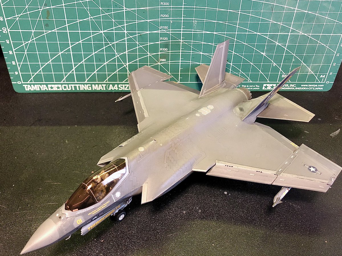 TGqoDEbIUD81347's tweet photo. タミヤ 1/72 F-35C VFMA-251 CAG機 2024
手直し完了しました。

デカール&amp;塗り分け追加、キャノピー&amp;ノズル作り直し、全体的に軽くウォッシングしています。 https://t.co/S2jEHBE1N3