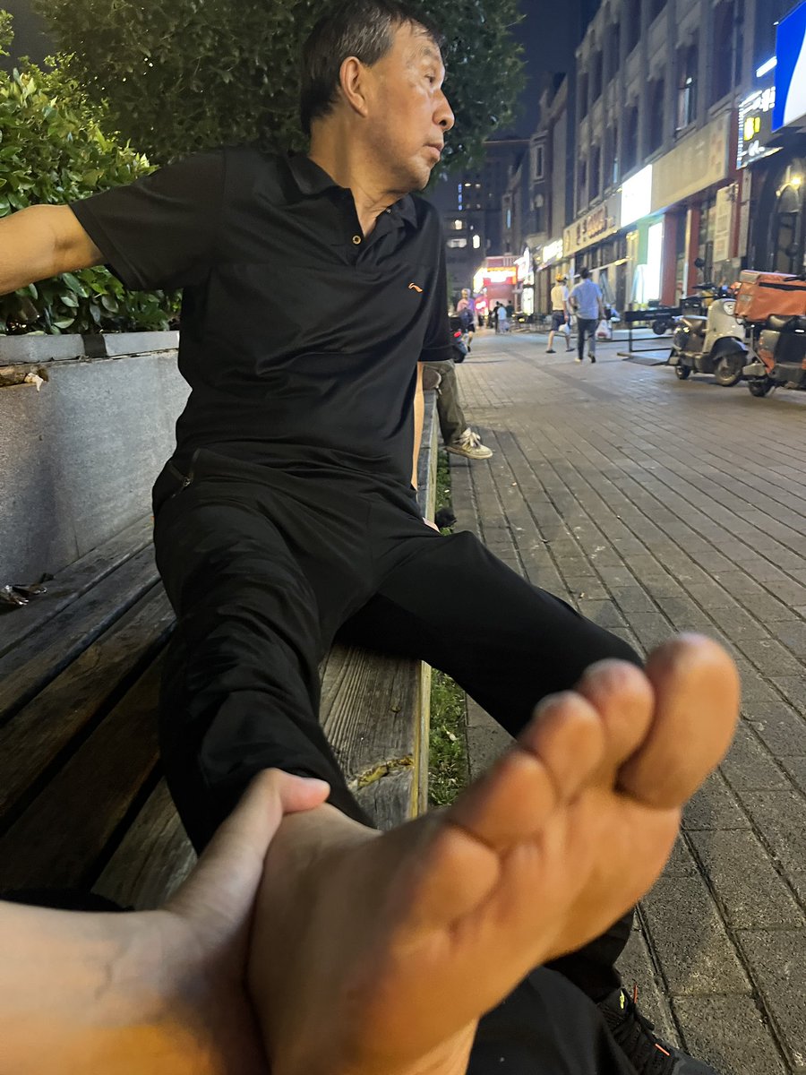 xiahanya's tweet photo. 退休前体育老师，袜子都穿包浆了也没舍得换，脱的时候袜子紧紧贴在脚上！➡️置顶简历进Q 群欣赏200多部助老原创视频！ https://t.co/JROEMgXvD8