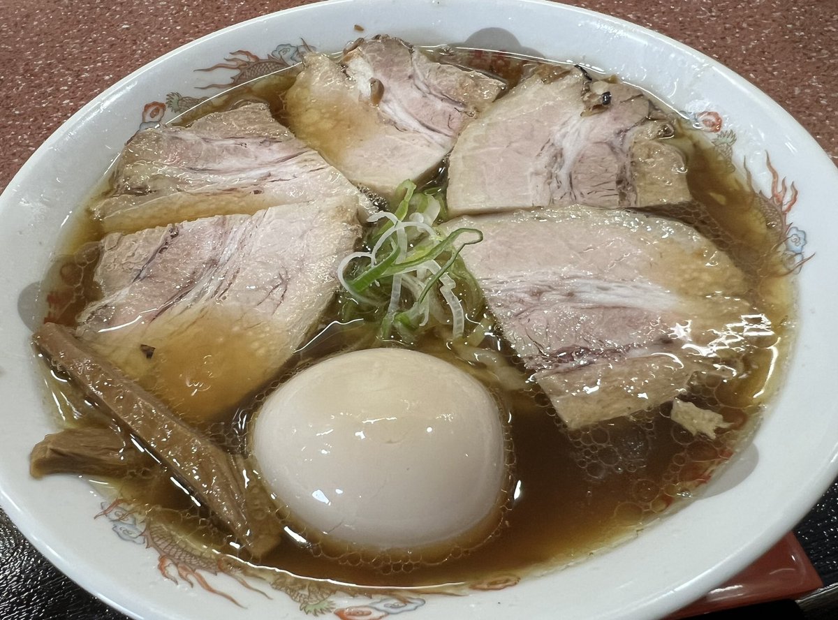EBIpace's tweet photo. 坂東市　麺や しげとみ～

チャーシューメン　味濃いめ＋味玉

特別営業のツイートを見て突麺🍜
呑み過ぎた次の日には最適なラーメン

無料　肉カスとブラックペッパーを足して美味しく完飲完食✨

夏季限定の冷やし中華もはじまってました

ご馳走様でした☺️♪☆☆☆☆☆ https://t.co/UcCeNdp3ZZ
