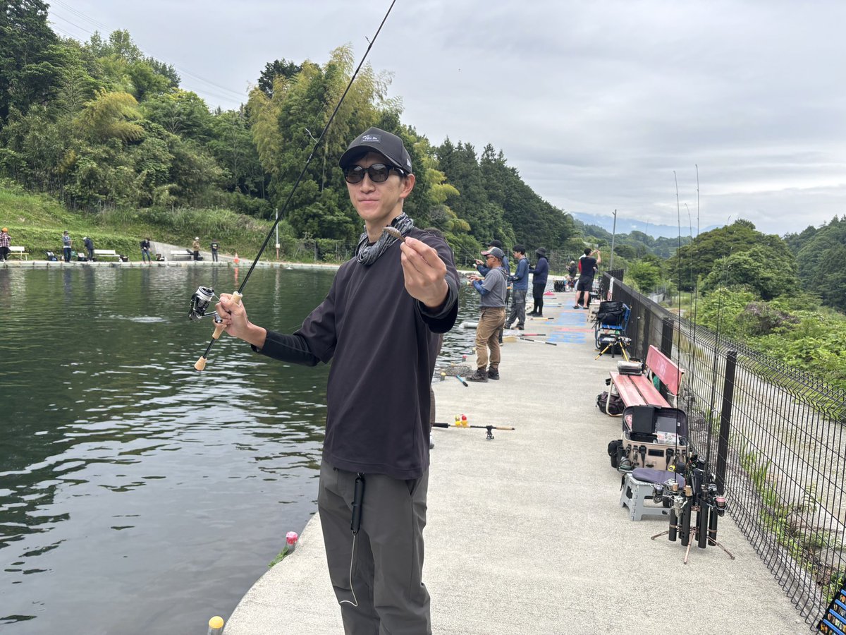 ashigaracasting's tweet photo. 本日も朝早くからご来場頂きまして誠にありがとうございます☺️

今日はティモンの山下さんをはじめ、先日の足柄王👑に出場されたお客様やエリアフィッシングアーカイブさん＠areafishing_AFA にご来場頂いております😊
既に大型頂鱒を釣られていましたよ‼️
写真は明日👍
ブラウンも掛けたけどブレイク https://t.co/lIOY3mzUJQ