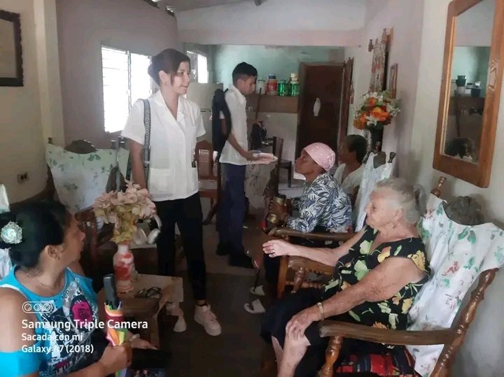 FCM_Manzanillo's tweet photo. En el marco de las labores de promoción y prevención sanitaria, alumnos y docentes llevaron a cabo una intervención educativa en comunidades correspondientes al Policlínico #4, centrada en la prevención de padecimientos transmitidos por vectores, con especial énfasis en el dengue https://t.co/fVTFpX8yx1