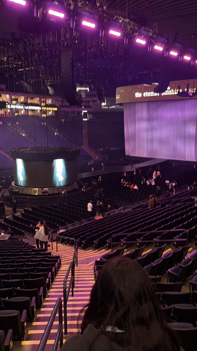 christimsoblue's tweet photo. ARIANA STAGE OMFGNDKD https://t.co/hqDoL99bGk