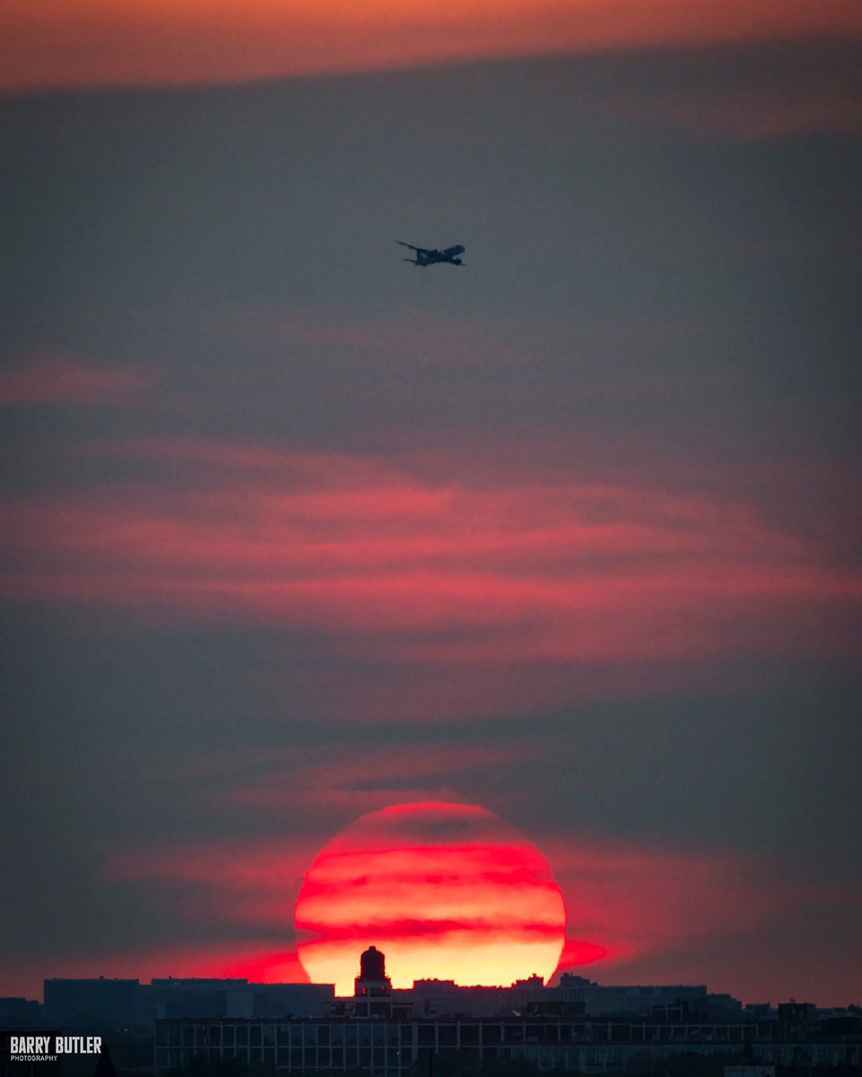 barrybutler9's tweet photo. Soaring on Saturday. Airplane departing Chicago's O'Hare Airport this evening as the sun sets. #weather #chicago #news #ilwx https://t.co/FJMcJcTFUx
