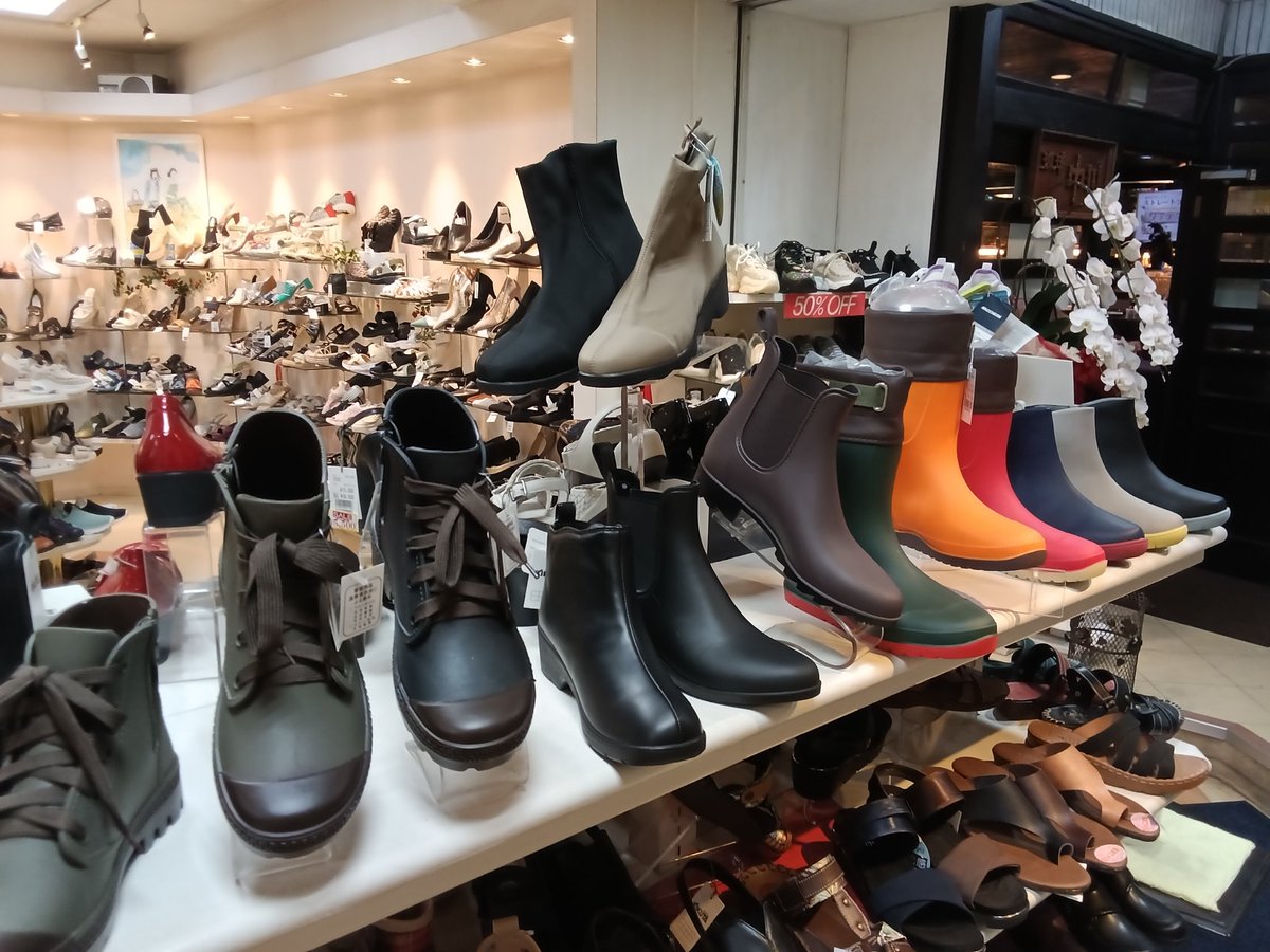 kikutashoes's tweet photo. レインシューズフェア開催中
梅雨の季節がやってきました☔️
ゲリラ豪雨でも安心のロングタイプから完全防水のレインブーツや
雨にしっかり対応できて脱ぎ履きしやすいショートタイプや軽量タイプのものまでいろいろ取り揃えています。
ぜひ、この機会にお立ち寄りくださいませ。
#梅雨 #下通 #靴 https://t.co/ZHoeEUmq8n
