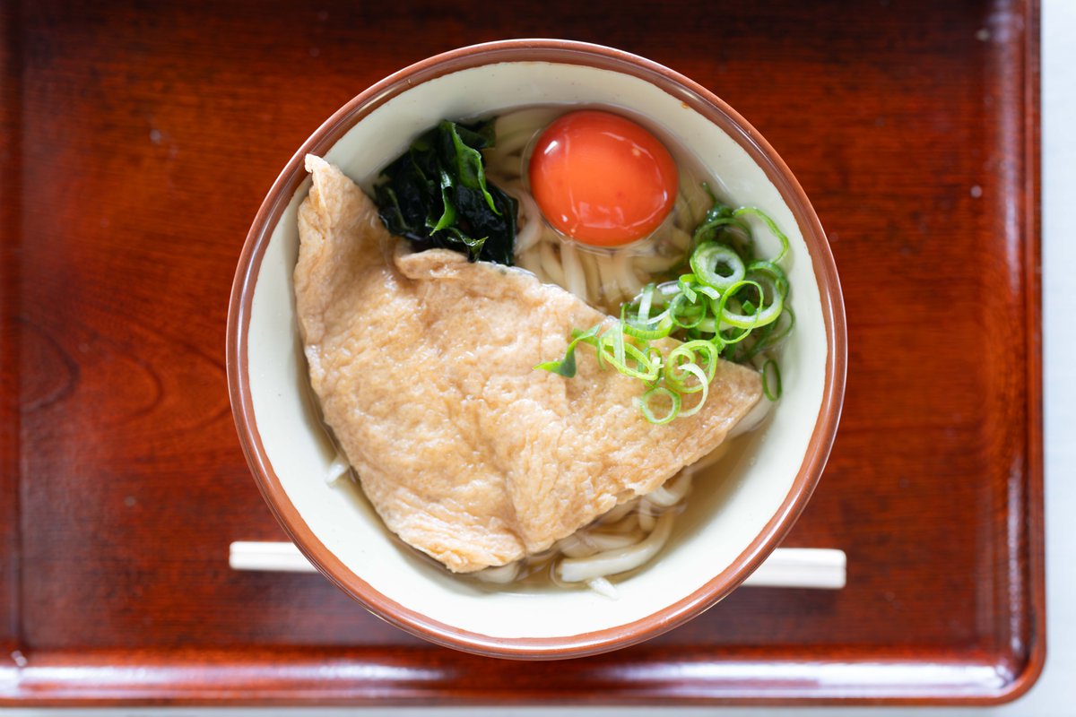 notoneko's tweet photo. 七尾市小丸山台の「うどん 山口」
プレハブの一瞬不安になるお店構えですがめーっちゃ美味しいです。トッピングの卵が色濃くて濃厚で、お揚げも甘めの味付けで美味しかったー。
温うどんを自分で温めるのも楽しかったし、あとスタッフのお兄さんのキャラが素敵でした☺️
#能登 #七尾市 https://t.co/5jRAIGDihp