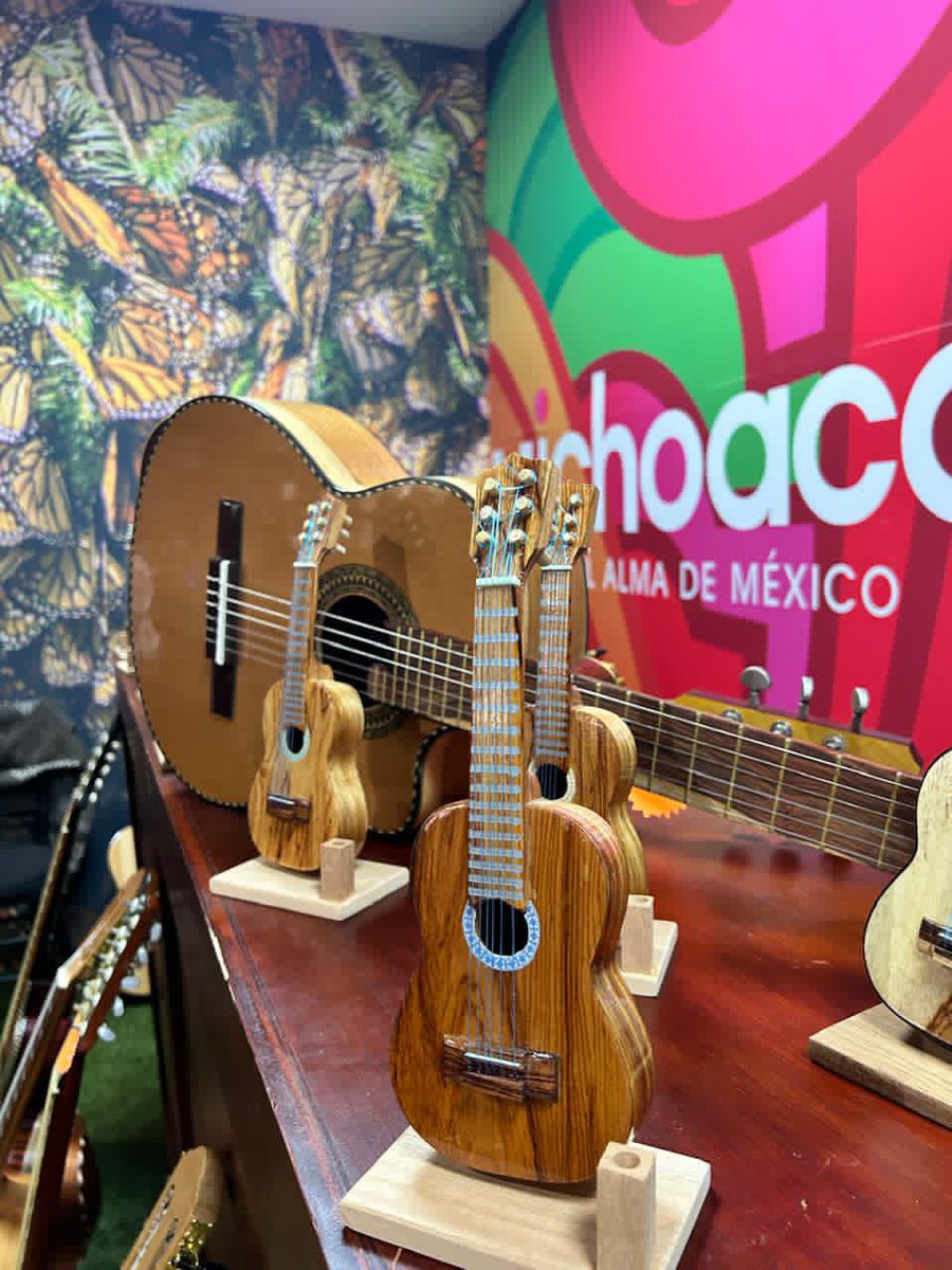 casartmichoacan's tweet photo. ⚽️¡Visita Punto México y adquiere la mejor #ArtesaníaMichoacana! 
👐🏽 Artesanas y artesanos te esperan con piezas en las ramas de textil, madera, laca, alfarería, cobre y muchas más.  #elAlmadeMéxico 
🗓 Todo junio.
📍Av. Pdte. Masaryk 172, Polanco, CDMX.
⏰ De 9:00 a 19:00 horas. https://t.co/xktTugioMY