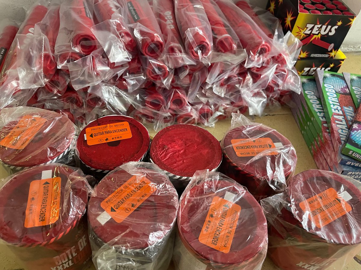 YeneirisLH's tweet photo. Amigoss volví! Tenemos disponibles Bengalas portuarias, botes de humo, bengalitas estrobos, Pintalabios y todo lo que necesite para vivir la fiesta juntos!! 

Domis para entrega inmediata!! Whats: 3145914645-3022172422 https://t.co/Jc6Dhton7W