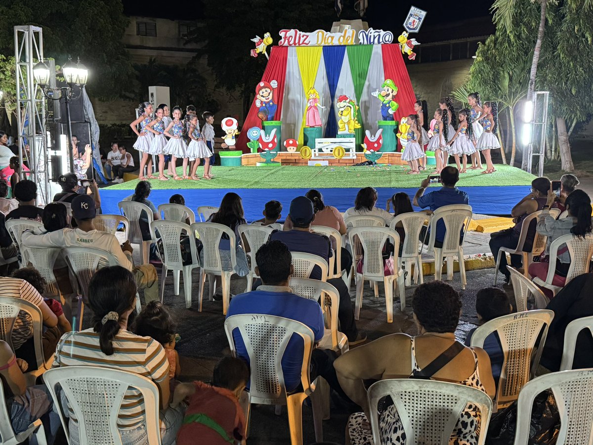InturLeon's tweet photo. La actividad “Fiesta de Corazones, Unidos en Familia” fue todo un éxito, reuniendo a familias, niñez y visitantes en un ambiente de alegría, convivencia y sana recreación en la Plaza Parque Central de León. ❤️🎉 🤡🥳

#NicaraguaFascinanteIrresistible https://t.co/hNdafsa0wA
