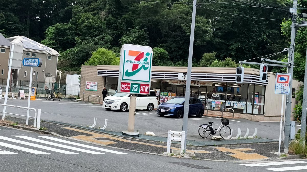 editorsdiary's tweet photo. 板橋区にも景観配慮コンビニ

ただの住宅街だけども https://t.co/Gnu47qhfVA