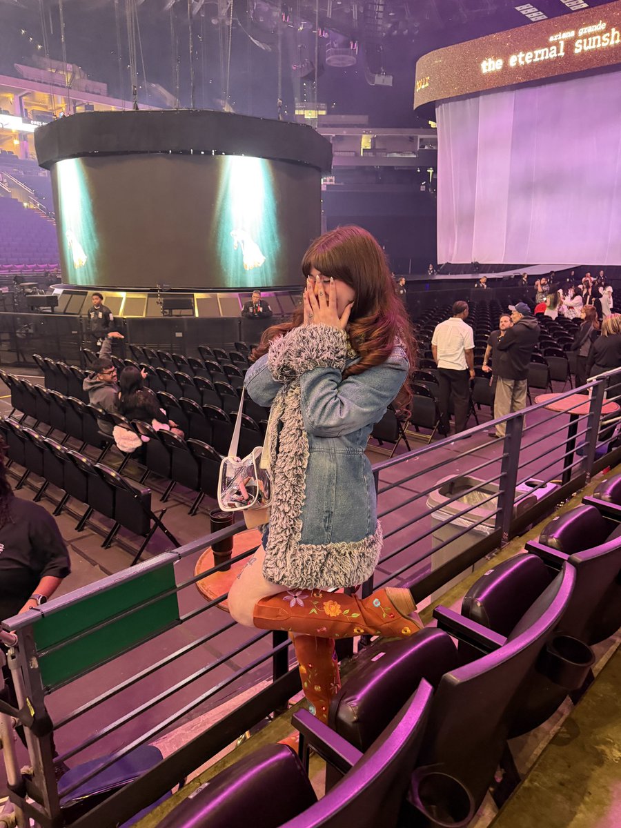 clairobeatty's tweet photo. oh my fucking god the stage is real https://t.co/rSdcIKlOhs