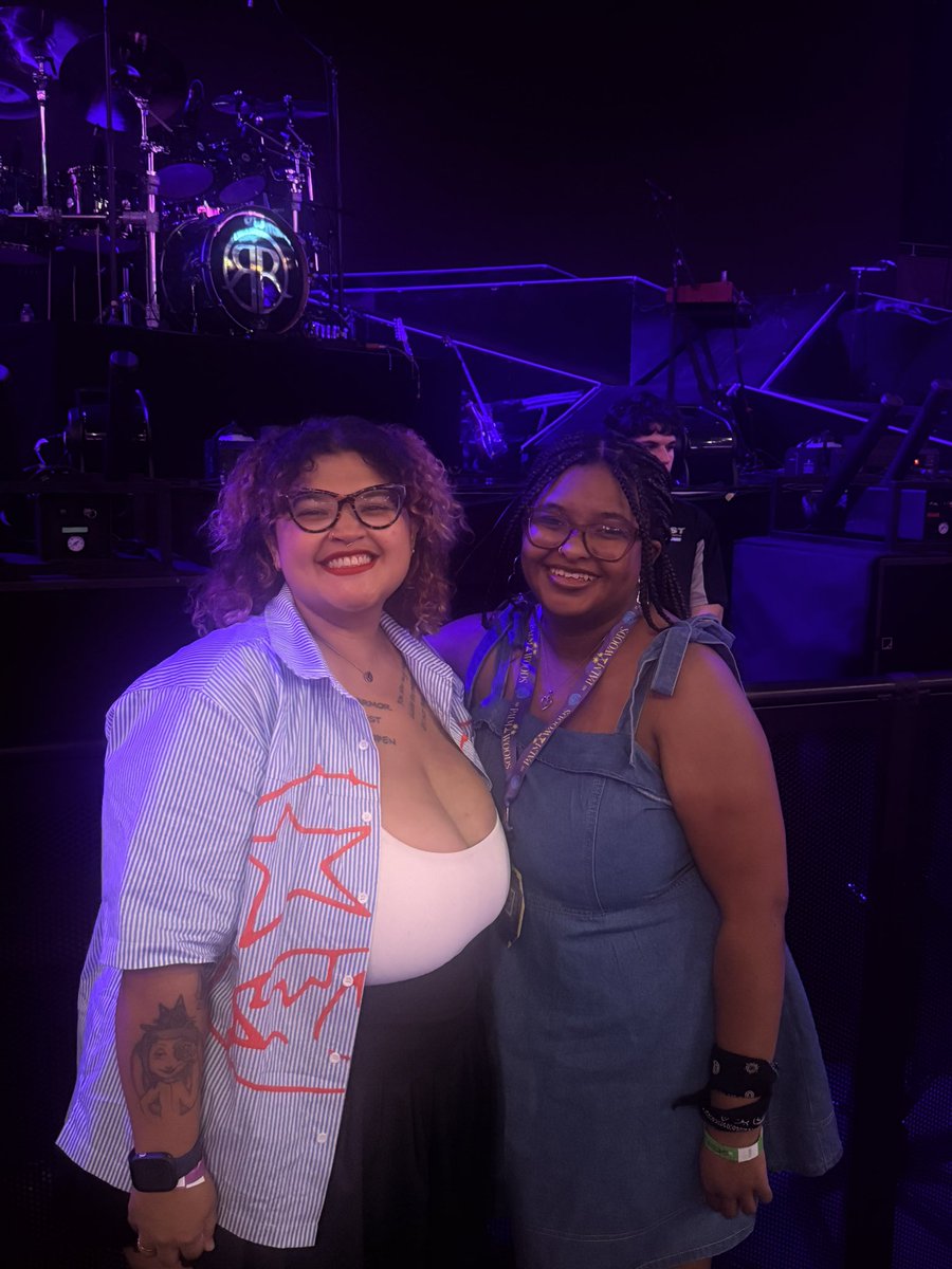 logansbblapbloo's tweet photo. Happy Birthday to my fellow Logan girlie @KeepingItKole Im so glad we were able to finally meet again and I can't wait to see you again in the future!!! So much love!!!❤️❤️❤️❤️ https://t.co/lNzkKG4Lbb