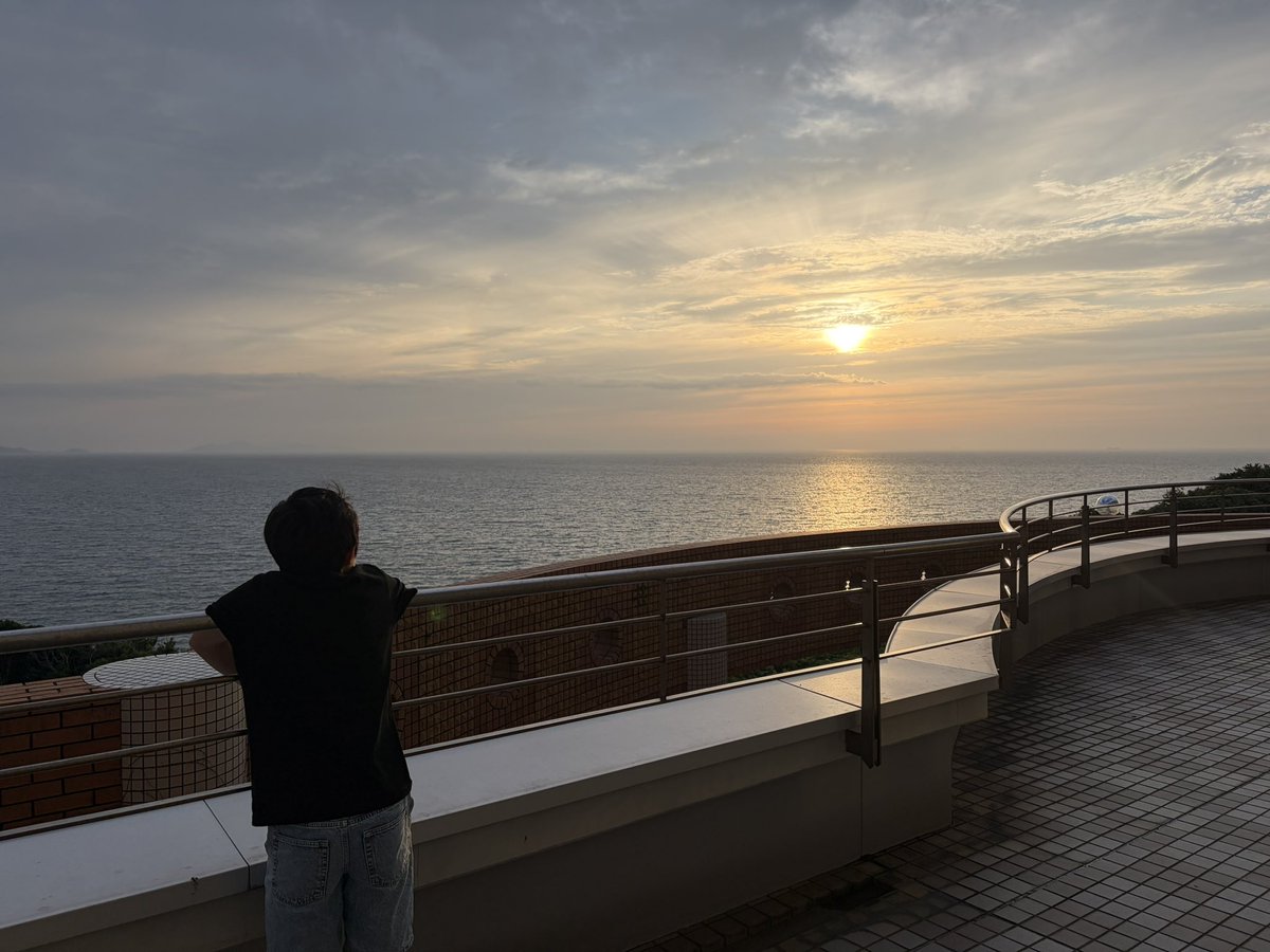 kotoka31057's tweet photo. 金曜の夕方から家族で海の見える温泉へ♨️
高2の長男に「家族で温泉行く？」って聞いたら、まさかの「行くよ〜」😂
着いてすぐ始まったのはトランプ🃏 大騒ぎしながら盛り上がって、嬉しかったな☺️
スマホばっかりになるかな…と心配してたけど、よかった！
また頑張ってママのお小遣い貯めなきゃ🥹 https://t.co/EnwIi6eFz4