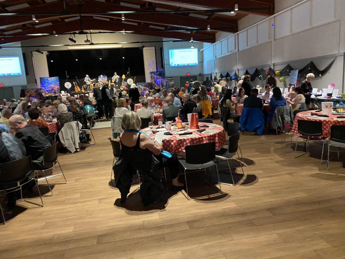 jht4x4's tweet photo. .@RotarySidneySea LobsterFest well underway @marywinspear in @MySidneyBC https://t.co/NbDtG6hZ7o