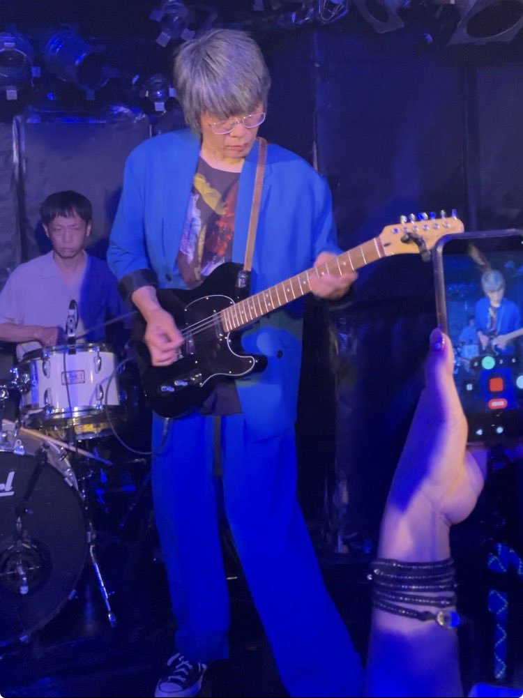tomocho520's tweet photo. 知らなかった6EYESに興味を持ったとたんに、6/6にちょうどライブがあって行ってきた。
やはりどストライク。
凄くいいもの観た。
自分の好きなあの頃のあれを彷彿とさせたり、かっこい上澄みを攫うだけとかじゃない、
地続きであの頃のあれを磨き続けたバンドだった。

あの頃のあれ、の説明は省く笑 https://t.co/MPKSHlTIyS