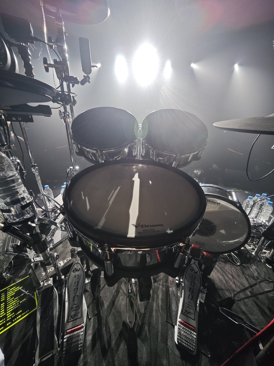 HIDEHIRO_drums's tweet photo. 「GACKT YELLOW FRIED CHICKENz」🐔
香港公演、大盛況で終演しました‼️🔥
凄まじい熱気と盛り上がりで俺らもテンションぶち上がりでした！！🥁🔥
耳をつんざくYFCzコール‼️最高すぎた✨️
有難うございました✨️
また必ず戻って来ます！！🇨🇳
さぁ、次は「GACKT魔王シンフォニー」全国ツアーや‼️👿
#GACKT #YFCz