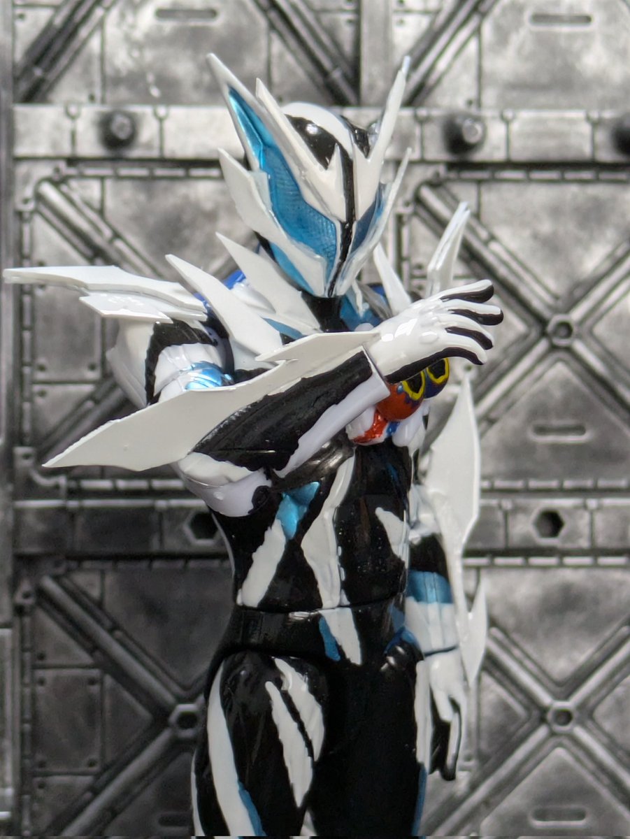 CXQzeL61Fk65463's tweet photo. 「どんな闇だろうと光で暴く」

装動仮面ライダーノクス ミッドナイトシャドウ
完成

午後投稿とか言ってたけど待てなかった…
なんとか間に合ったかな？(だいぶ手遅れ)
＃仮面ライダーゼッツ
＃装動
#装動ノクスミッドナイトシャドウ最速作成記録 https://t.co/eIRu3lRgP4