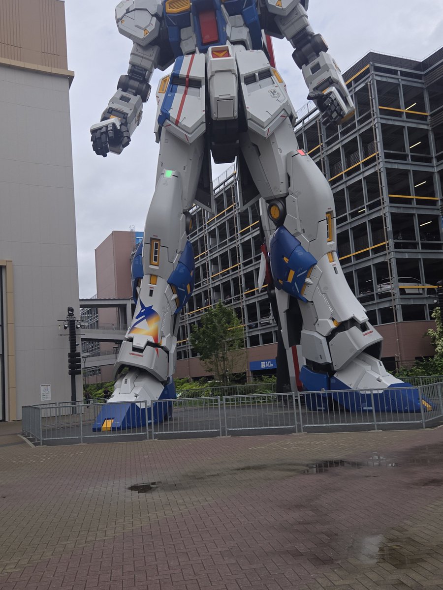 bakyun_jp's tweet photo. 福岡ららぽーとでνガンダム見てきた！かっこいいね！よし！ここでガチヤでも引いてみるか！
#福岡ららぽーと
#νガンダム https://t.co/ArNnuuAjJu