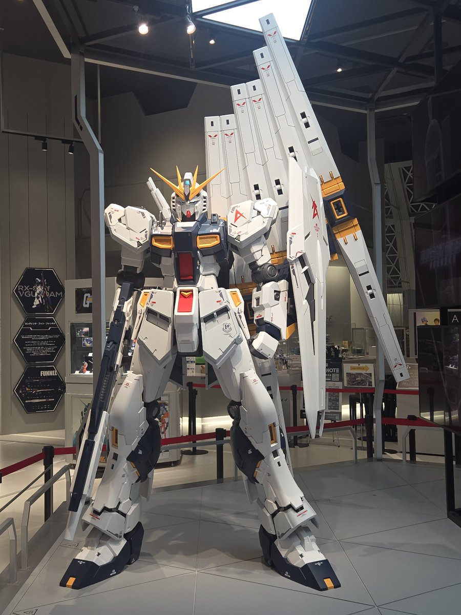 bakyun_jp's tweet photo. 福岡ららぽーとでνガンダム見てきた！かっこいいね！よし！ここでガチヤでも引いてみるか！
#福岡ららぽーと
#νガンダム https://t.co/ArNnuuAjJu