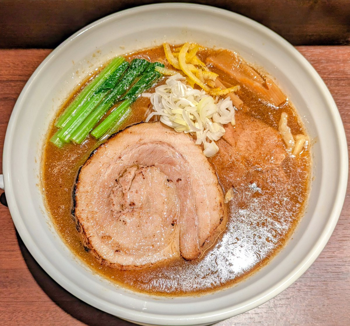 82zQmtV8wEBAUUo's tweet photo. ら〜麺　瑞藤
千葉県松戸市上本郷

醤油（秋刀魚出汁　手揉み麺）柚子

秋刀魚少なめ・煮干3種多め・本鰹多め
イレギュラースープ https://t.co/nKCNdU8PWf