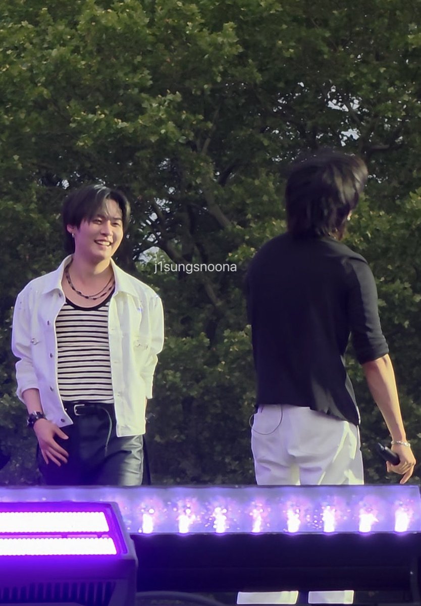 j1sungsnoona's tweet photo. please keep making each other laugh forever 🥺🩷💚 https://t.co/igzyntGaoD