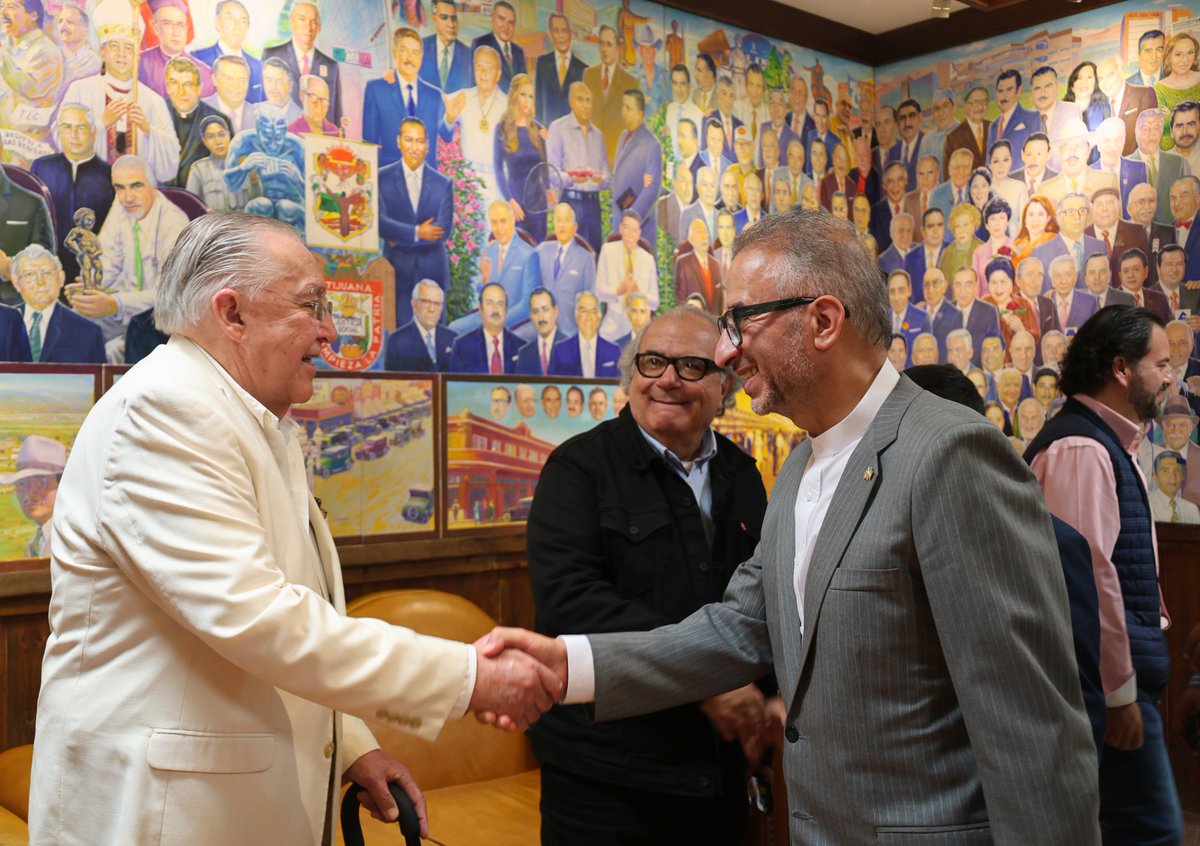 Olivaldo_Paz's tweet photo. Con integrantes de @CanacoTijuana acompañamos al Embajador de Irán en México, Sr. Abolfazl Pasandideh, a conocer la Casa Mural “La Vida de Tijuana”, símbolo de la historia e identidad de nuestra ciudad. @AguirreLomeli @paulo_aguirre https://t.co/dBEMQmEyBd