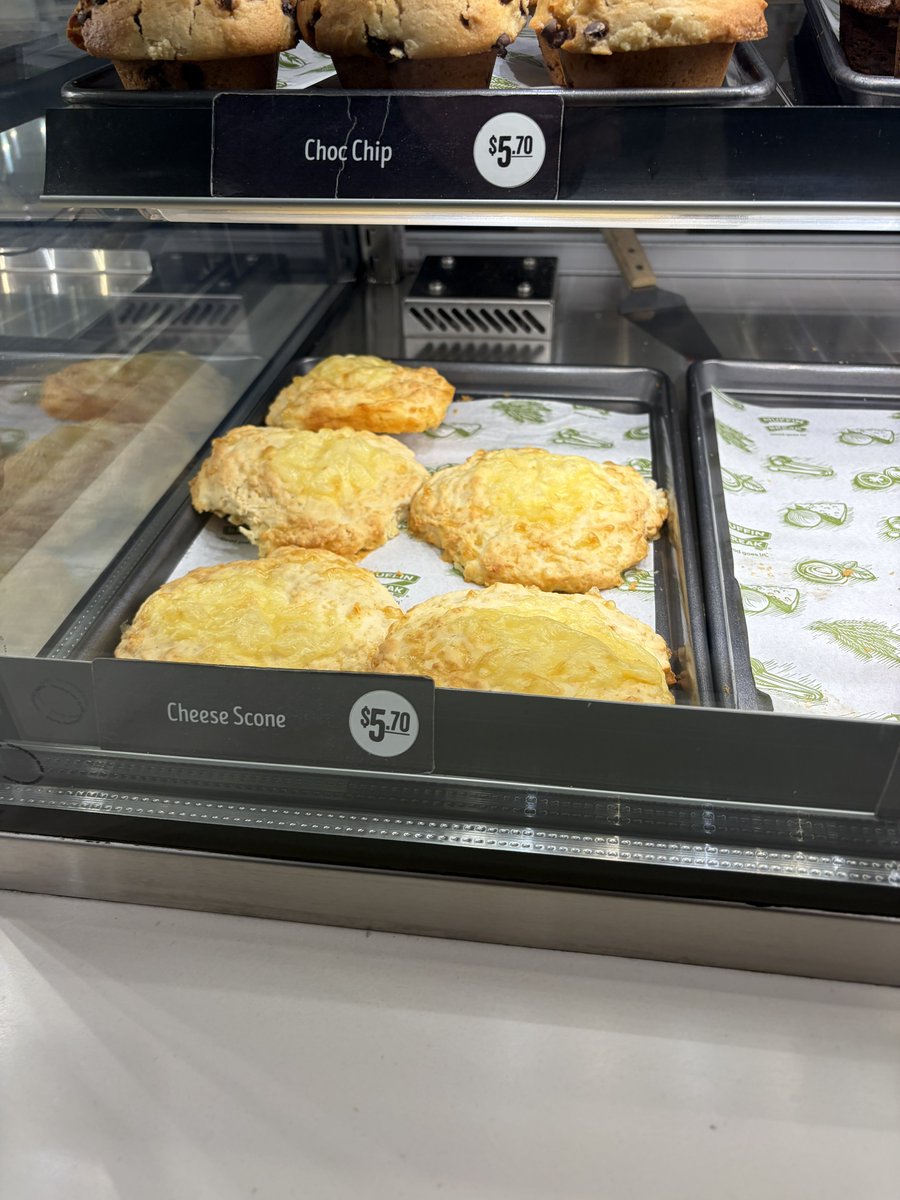 generickiwi's tweet photo. In what world is this a scone? 

Floury cheese fritter more like. https://t.co/o04vtMn1TB
