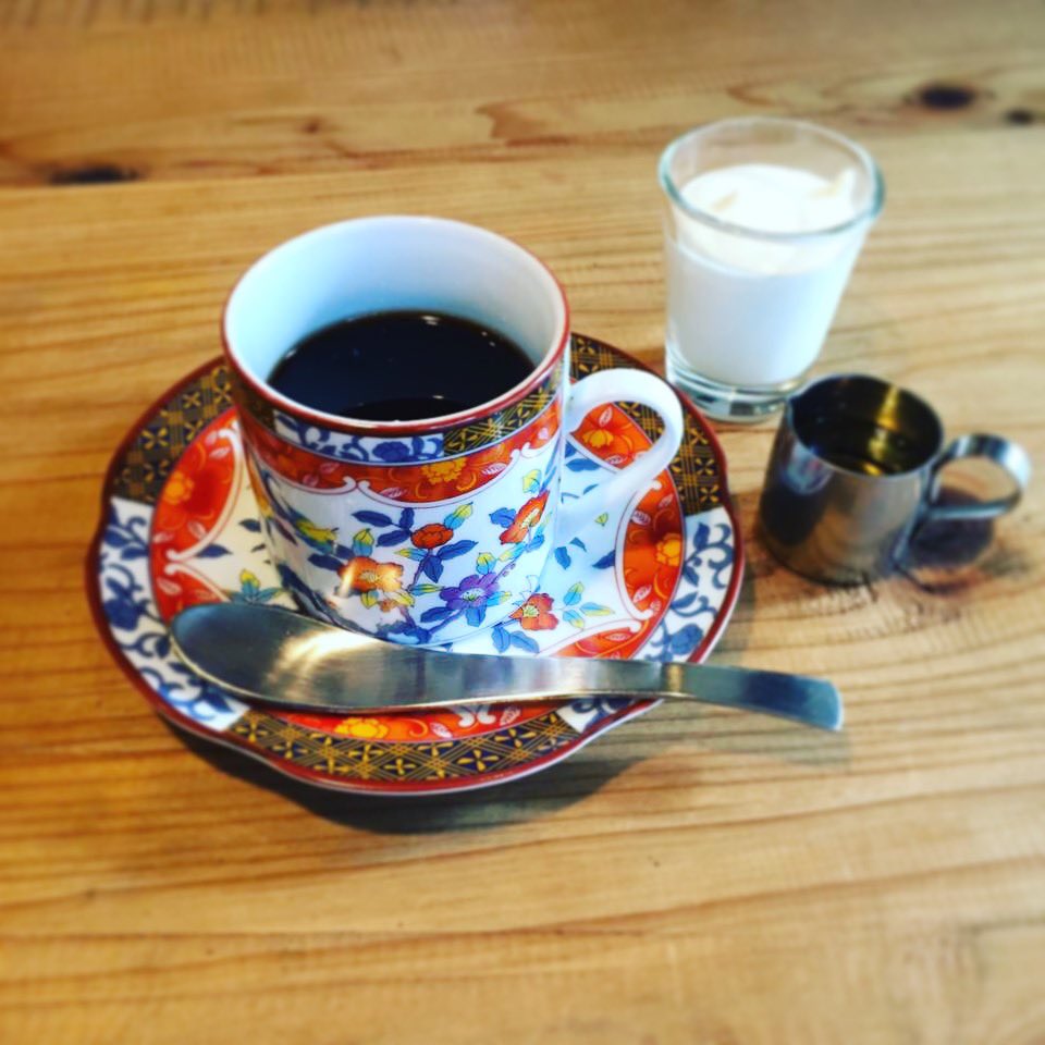 cafeBirdbath's tweet photo. 本日の日替わりは、手羽先の甘辛唐揚げです。
パリパリに揚げた手羽先をうなぎのタレばりにご飯がすすむタレにトプンとつけます。
ガブリとどうぞ。
デザートは、大人のコーヒーゼリーです。

今日は11:30〜17:00まで。
ご来店お待ちしてます。 https://t.co/n29xZcKl6c