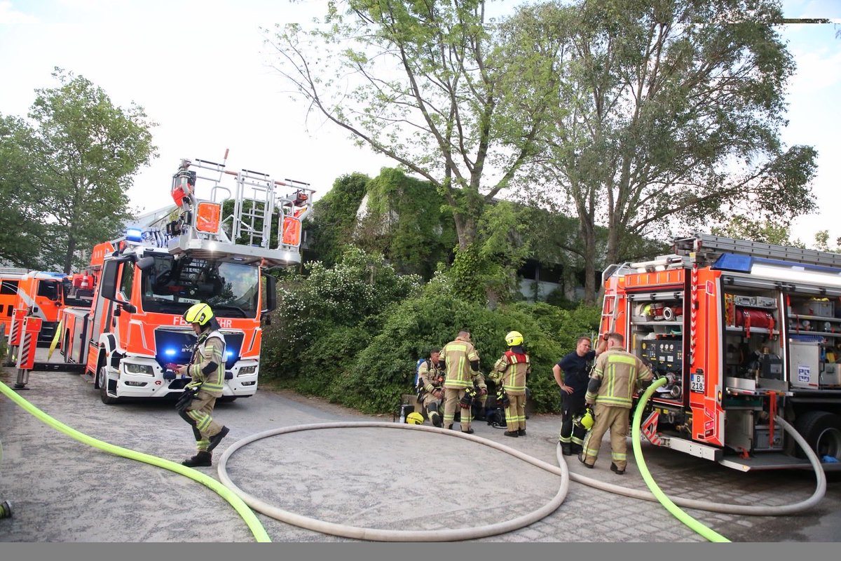 PolReporter's tweet photo. #Berlin #Reinickendorf - Brand in Sporthalle einer Schule, Feuerwehr im Grosseinsatz, hoher Sachschaden, niemand verletzt https://t.co/tgWVHUEoTT