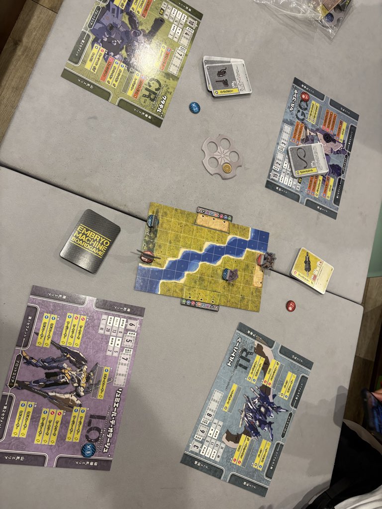 shunn237's tweet photo. 持ち込みのゲームを遊ばせてもらいました
学生の頃からボードゲームに触れてるの羨ましい
自分だけのロボットってワクワクしますよね
ロボットの強みも活かしつつ意外とサクッと遊べる良いゲームでした
#プレプレ https://t.co/XCt8DOucyn