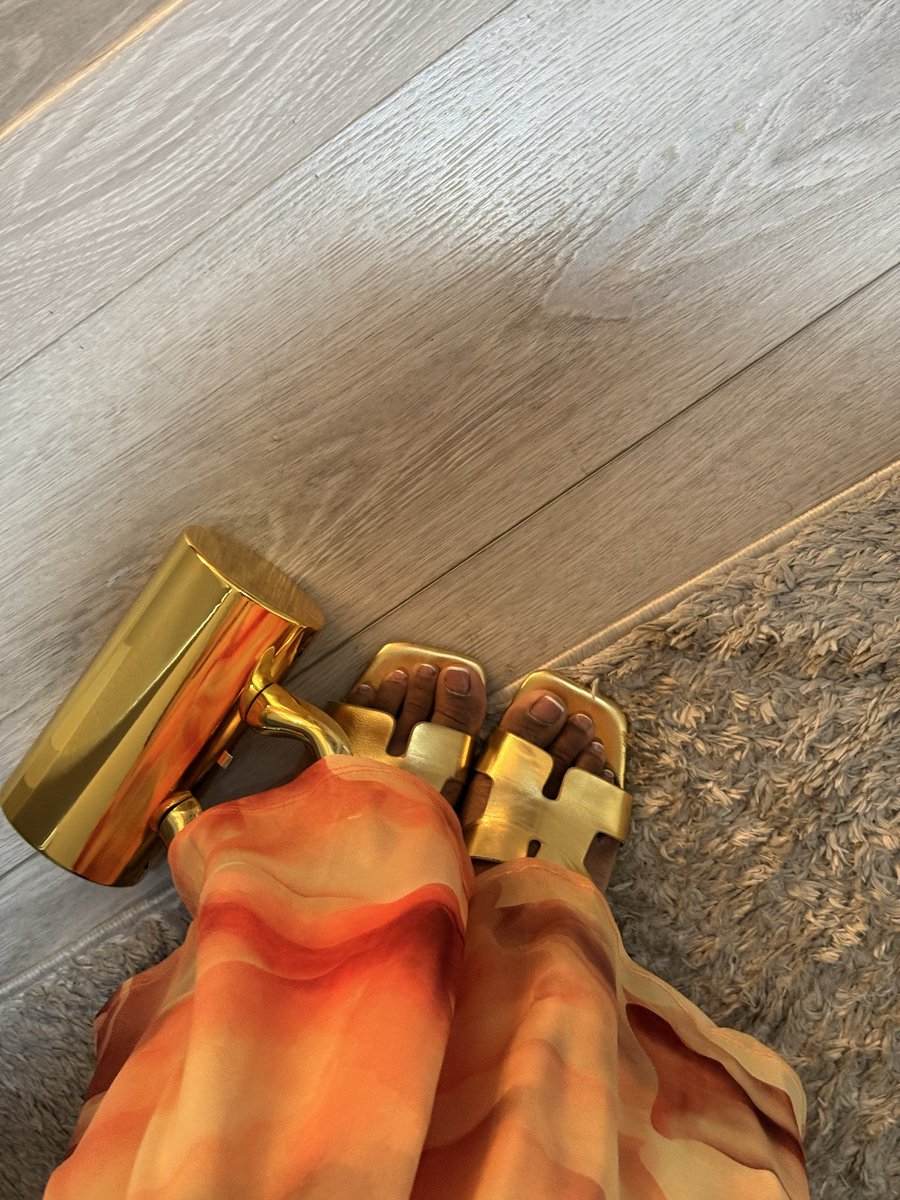 iamgoddessnyla's tweet photo. French tip toes, golden shoes with the matching bag https://t.co/ydcZ0yGV1i