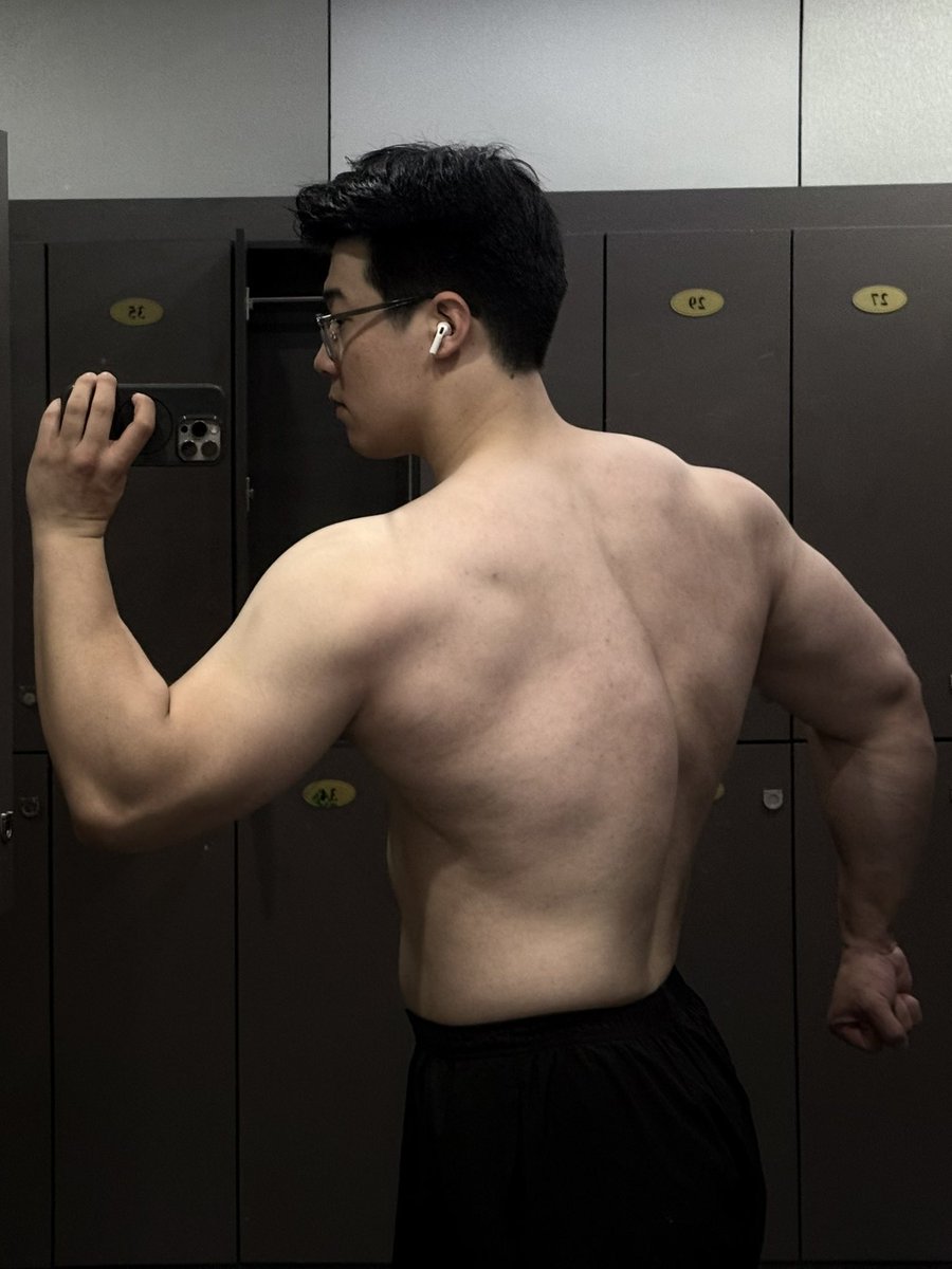 ws99887's tweet photo. 练背日 #肌肉 #健身 #训练 #男妈妈 #男菩萨 #男大学生 https://t.co/mSr7vrjnFq