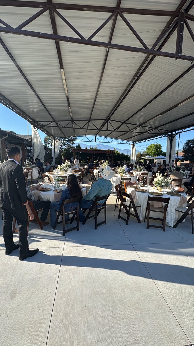 MrLeonardKim's tweet photo. At a Mexican wedding. https://t.co/TfWThVNXK0