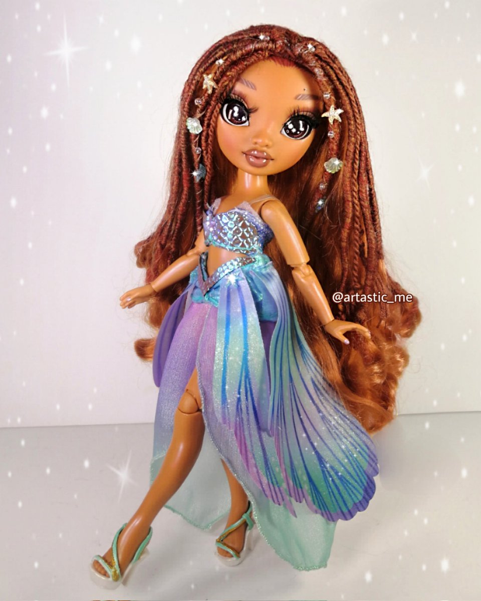 ArtasticMe's tweet photo. Rainbow High Ariel 🐚🌊

My very belated "MerMay" doll is finally here to make a splash! I’m so excited to share my custom Ariel, inspired by the beautiful and talented Halle Bailey from the 2023 live-action The Little Mermaid.
​For more follow my Instagram @ArtasticMe https://t.co/W6R0tmlkL2