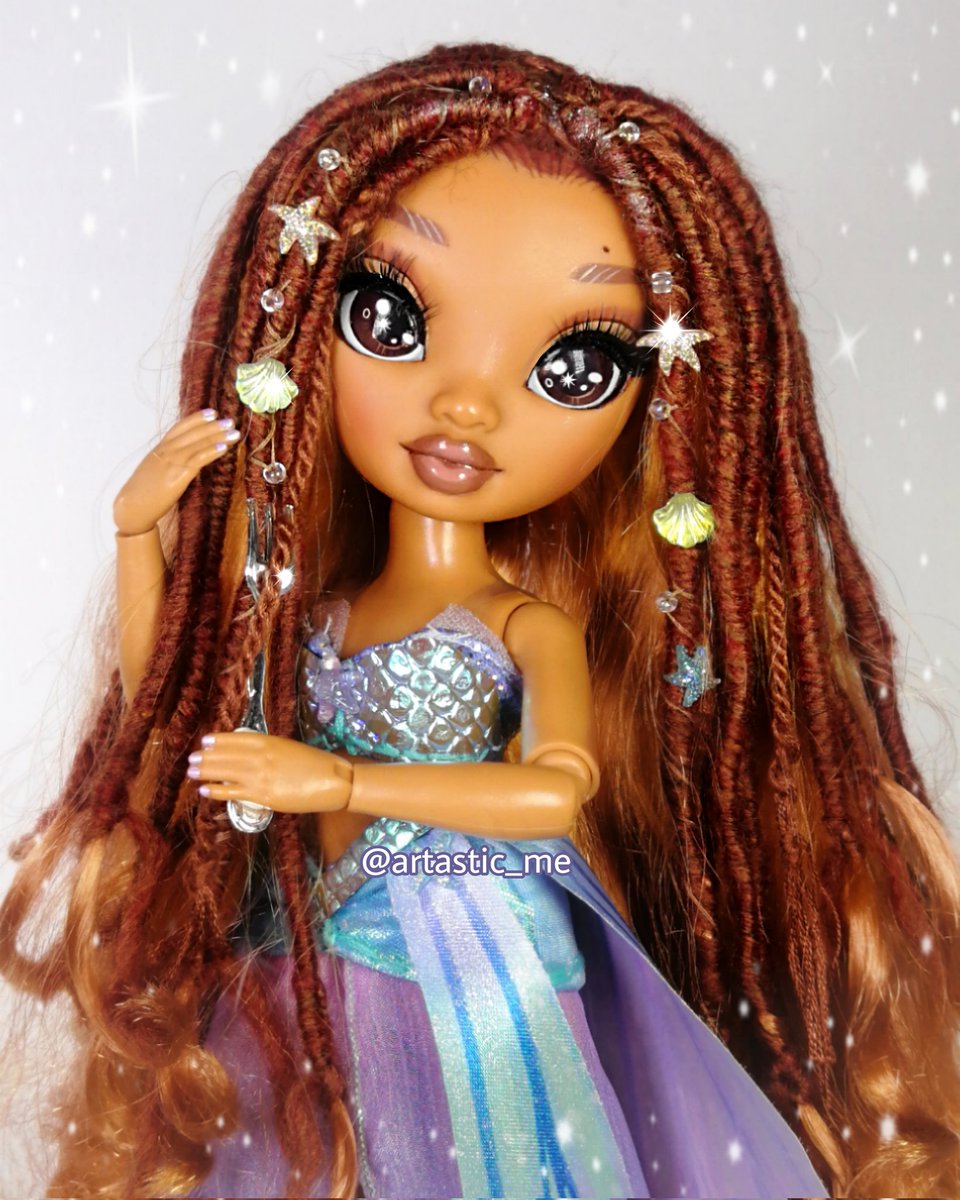 ArtasticMe's tweet photo. Rainbow High Ariel 🐚🌊

My very belated "MerMay" doll is finally here to make a splash! I’m so excited to share my custom Ariel, inspired by the beautiful and talented Halle Bailey from the 2023 live-action The Little Mermaid.
​For more follow my Instagram @ArtasticMe https://t.co/W6R0tmlkL2