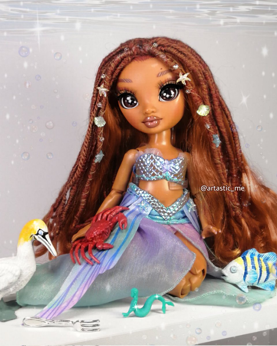 ArtasticMe's tweet photo. Rainbow High Ariel 🐚🌊

My very belated "MerMay" doll is finally here to make a splash! I’m so excited to share my custom Ariel, inspired by the beautiful and talented Halle Bailey from the 2023 live-action The Little Mermaid.
​For more follow my Instagram @ArtasticMe https://t.co/W6R0tmlkL2