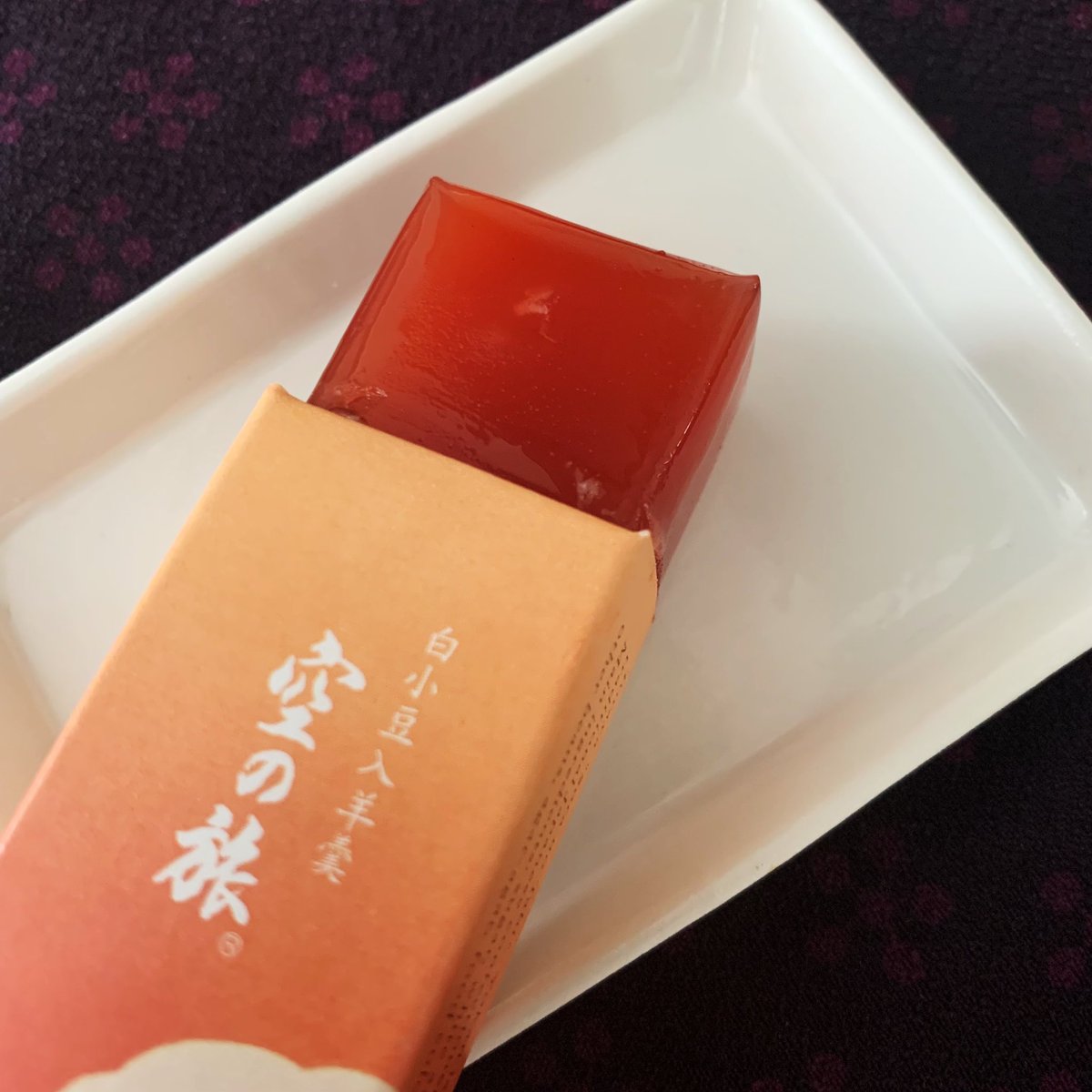 YasuhiroYamano's tweet photo. 公演27日目🍤
おはようございます🌥️

とらやさんの小型羊羹「空の旅」
空港限定の羊羹で、
美しい薄紅色に白い小豆が浮かびます。
飛行機に乗るときには
いつも買うことにしています。

本日『アイ・ラブ・坊っちゃん』
札幌公演の初日です。
よろしくお願いします🍡 https://t.co/lfFfYFkQGE