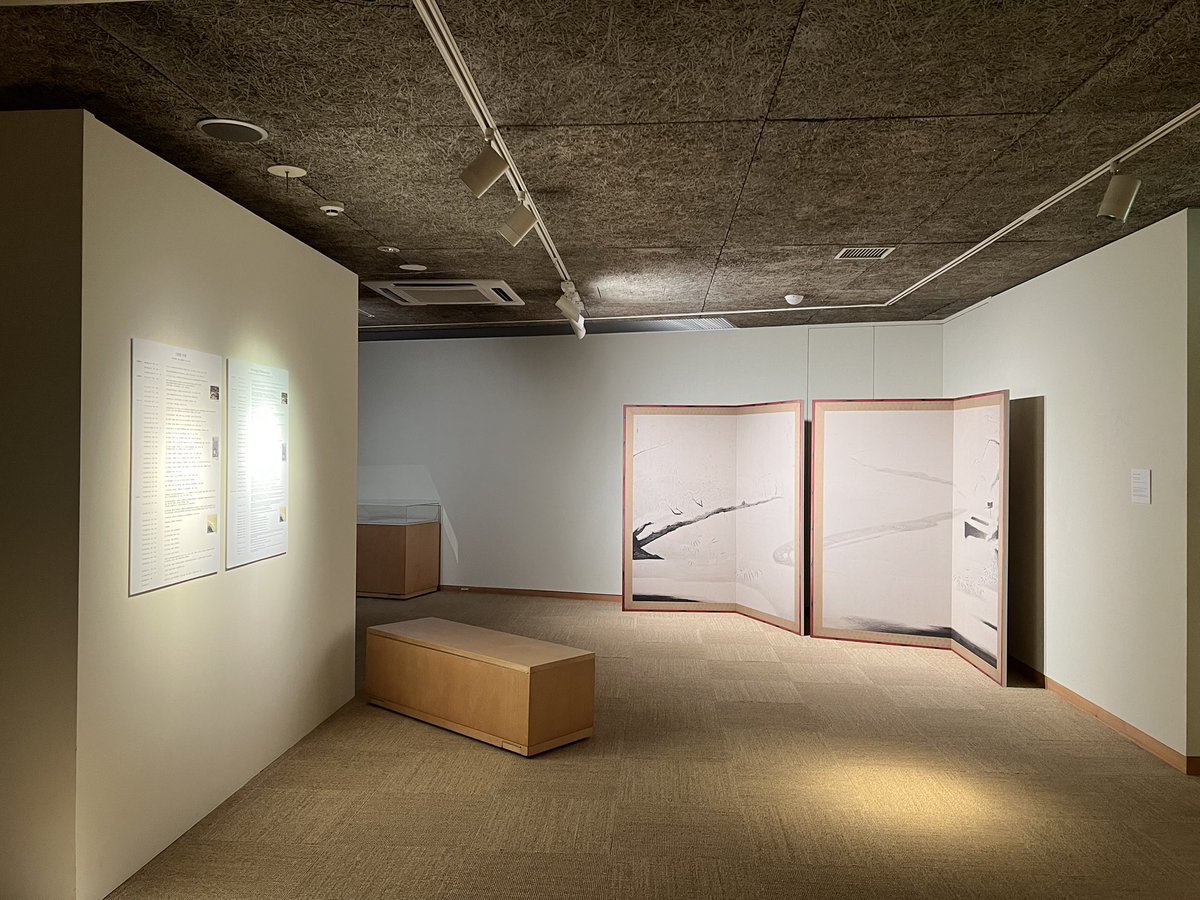 今回B1Fには特別展示として 白倉作品≪雪庭図≫の屏風再現がございます