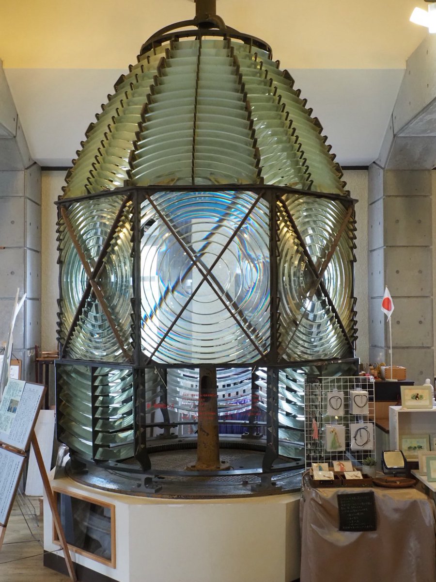 ropross's tweet photo. この旅行で最後に訪れたのが、島根半島の東端に位置する美保関灯台

明治31年に建てられた石造の灯台で、これも国の重要文化財に指定されています

灯台の裏側からは日本海を一望することも

併設された石造官舎の中にはかつて使われていた巨大レンズも展示されています

🗓️5/22 https://t.co/9vYIrGKTBF