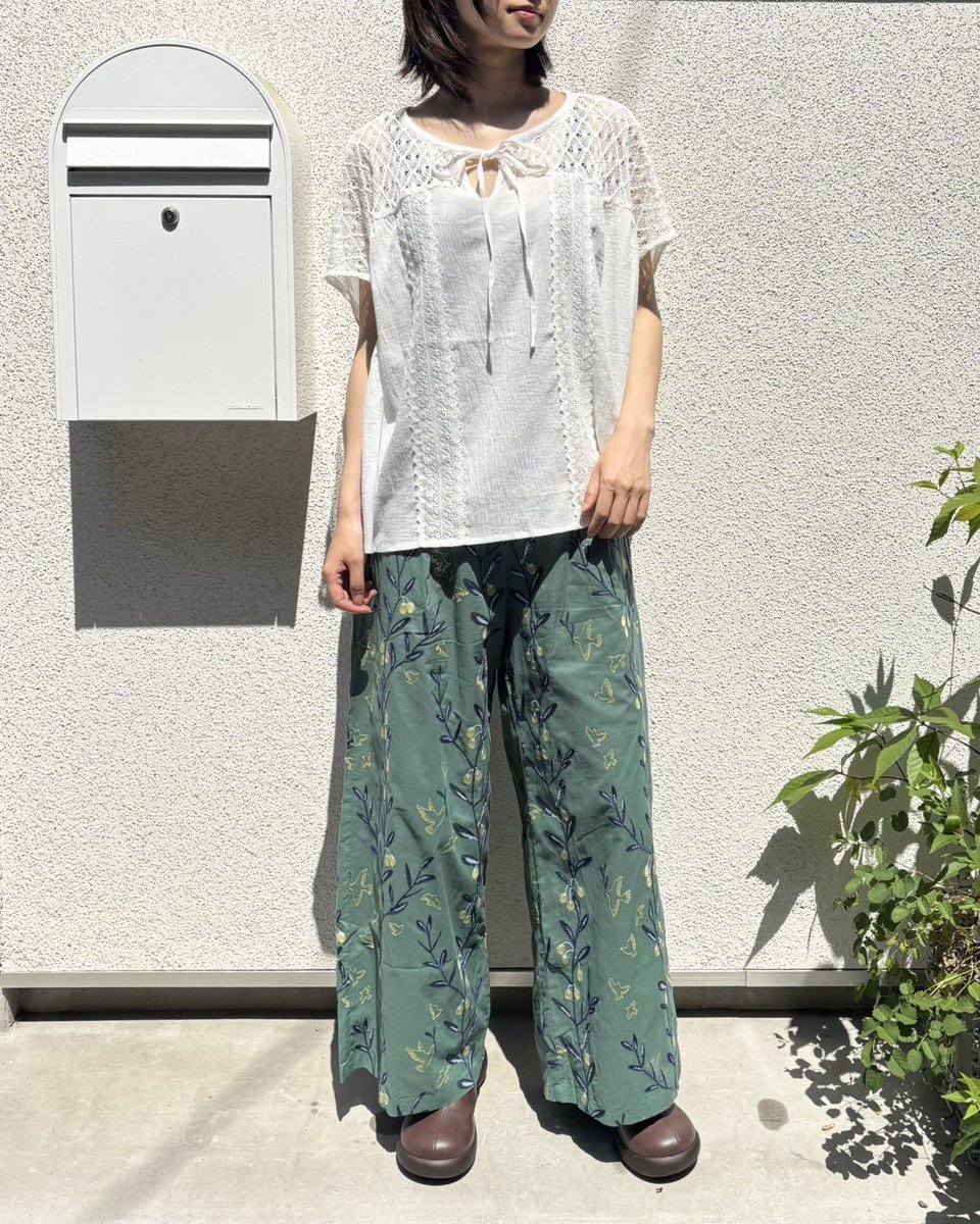marbleSUD_naka's tweet photo. メッシュレース

リボンが可愛いプルオーバーと、
羽織としても大活躍のロクブシャツが登場🌿

ひし形のデザインレースで、こなれ感がありながらも、
風通しの良い生地で暑い季節に着やすいアイテムです✨

ぜひ店頭でご覧くださいませ！

#マーブルシュッド #中崎町 https://t.co/BwcXKULuCk