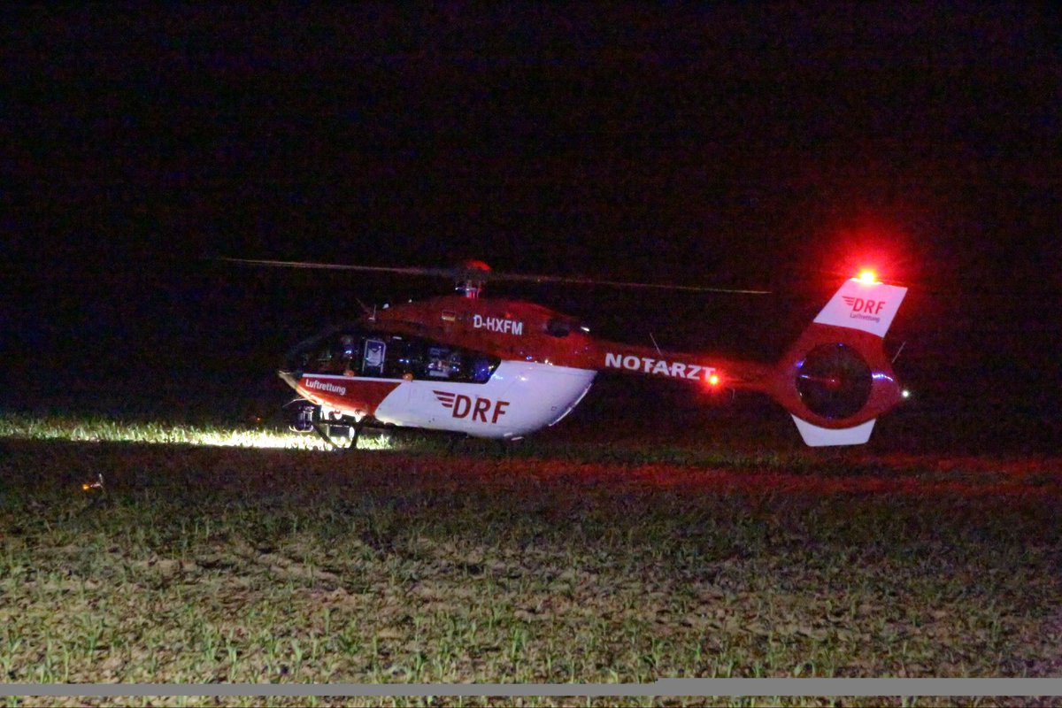 PolReporter's tweet photo. #Diedersdorf #TF - zwei Pkw frontal zusammengestoßen, dritter Pkw prallt in Unfallstelle, 6 verletzte Personen, zwei Rettungshubschrauber im Einsatz https://t.co/HLHRCr4BHs