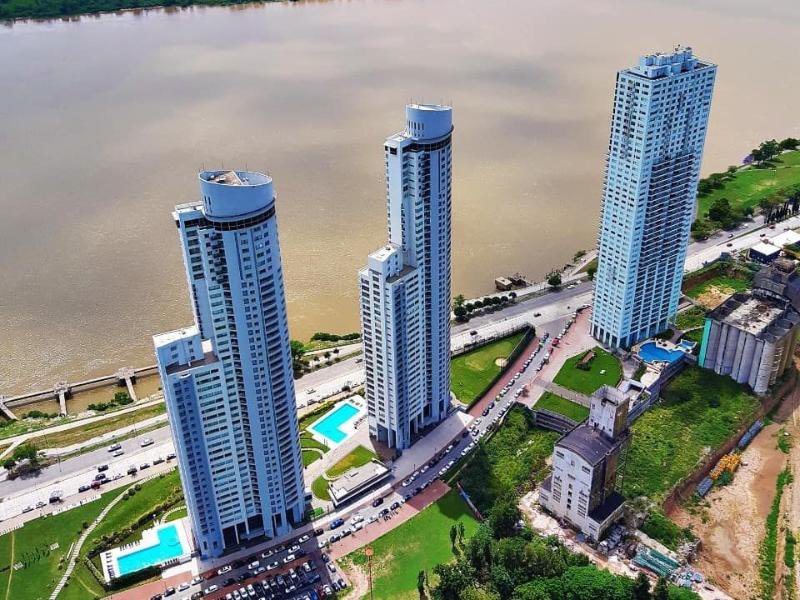 Cuervodel98's tweet photo. @AntiAnfpyMilad @elcontru @matimnzml En rosario SI ROSARIO , ni si quiera en CABA. Están las torres delfín … imagínate las que hay en puerto Madero , las más medio pelo es 10 veces mejor que en Santiago https://t.co/28LnSeANt0