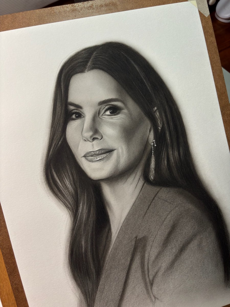Rosypike's tweet photo. รักงาน portrait มาก ไม่ได้เรียนมา วาดจากความชอบล้วนๆ แอบเสียดายที่ในรูปถ่ายไม่สามารถให้ความละเอียดได้เท่าตาเห็นได้ มีรายละเอียดยิบย่อยเยอะเลย 🫶🥹 https://t.co/0yvtxif4RU