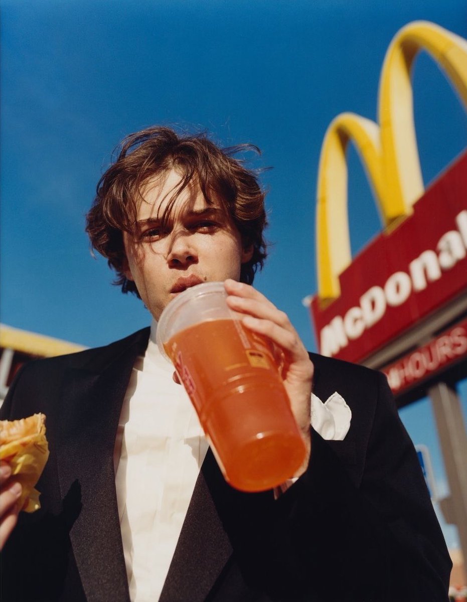 hayleyspetals's tweet photo. Chris serving face in front of McDonald’s https://t.co/7YDNPt7IXv