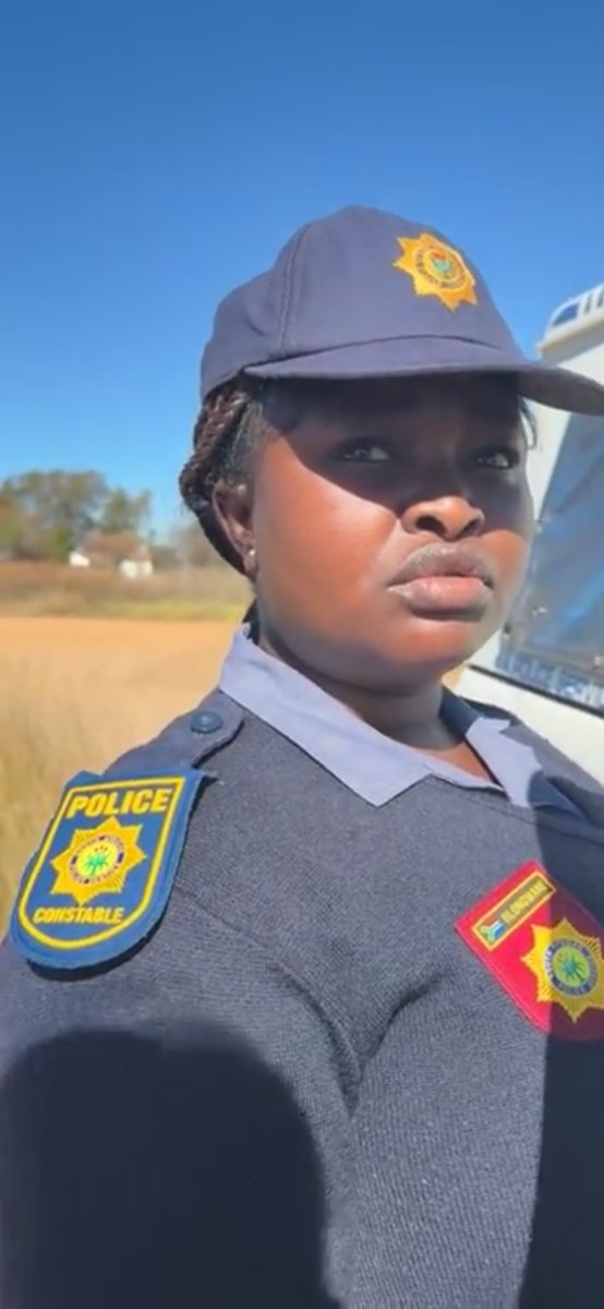 CrimeIntell's tweet photo. Gauteng police management has identified the officer seen in the alleged R2 000 bribery video, and immediate disciplinary processes have reportedly been instituted.

What raises more questions is the conduct after the money was allegedly received. If the intention was simply to take the bribe and leave, why did they remain at the scene?

The incident has sparked public debate about corruption, accountability, and professionalism within law enforcement.