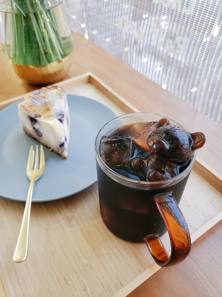 luckiness_hk's tweet photo. ラキネスではイートインも営業しています☕
※ケーキ+ドリンクsetご利用可能です○
※ケーキのみ、ドリンクのみのご利用はできません✕

本日からアイスコーヒーご注文時に
珈琲氷のくまさんが浮かんでいます🧸

推し活やぬいと一緒に
可愛いお写真を撮るのも楽しいですね🫶🏻
https://t.co/6QpZozjzf3 https://t.co/W0dnrlMSdY