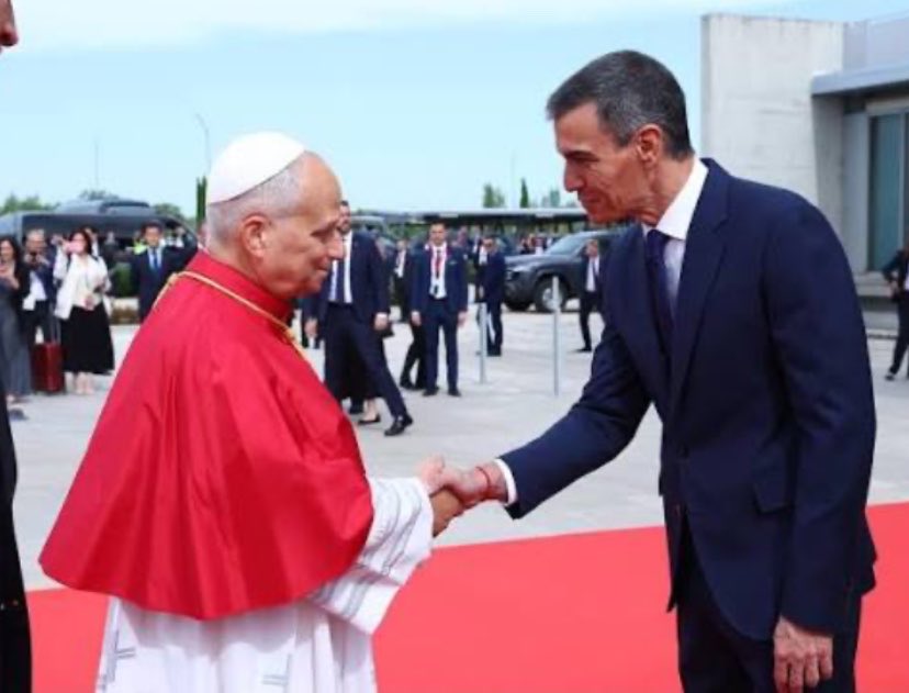 angiitmytn's tweet photo. Pedro Sánchez encontrándose hoy con las personas más importantes del mundo. https://t.co/WrHJFQgdK1