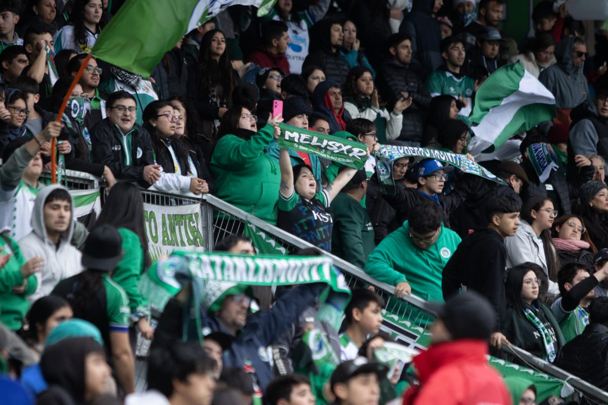 DPMChile's tweet photo. 💚🤍 Los Hijos del Temporal respondieron una vez más.

Nuevamente, más de 7 mil personas dijeron presente en Chinquihue para acompañar al Velero en una nueva jornada de la Liga de Ascenso Caixun 2026. 🐬

Ante el líder del campeonato, el aliento albiverde se hizo sentir desde las tribunas y la galería, empujando a la tripulación hasta el último minuto.

Porque ustedes son el viento que impulsa al Velero. 🌬️⛵

#TodosSomosPuertoMontt
